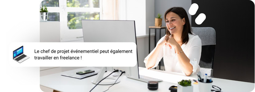 Une cheffe de projet événementiel devant son ordinateur.