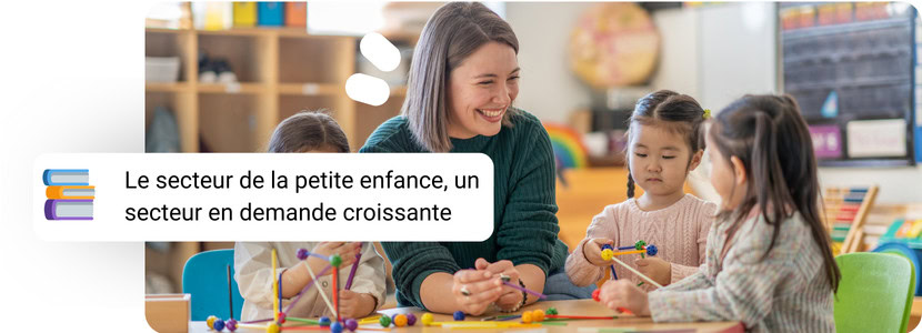 Un femme souriante entourée d'enfants