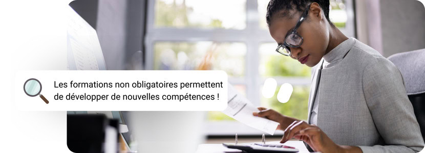 Une femme travaillant devant son ordinateur