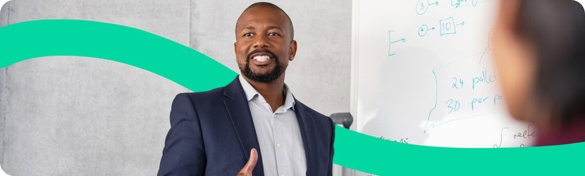 Un chef de projet événementiel faisant une présentation