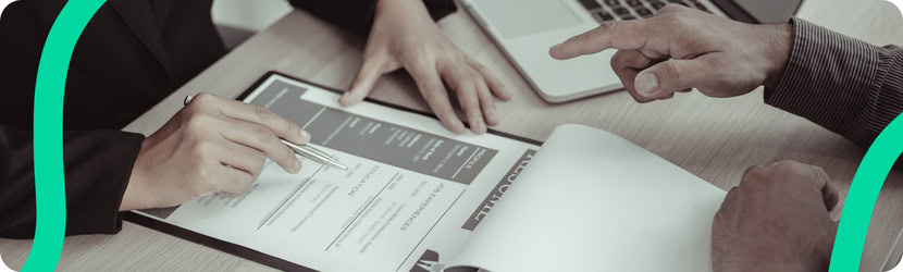 Deux personnes discutant au sujet d'un plan de développement des compétences