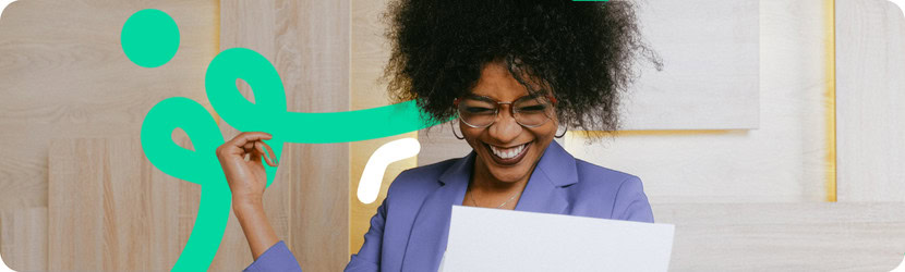 Femme en reconversion professionnelle souriant devant son ordinateur