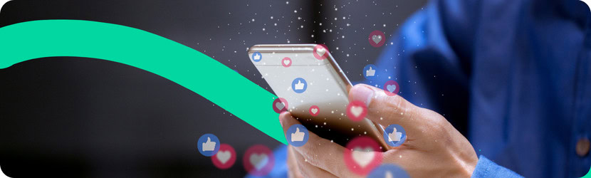 Un homme avec un smartphone à la main