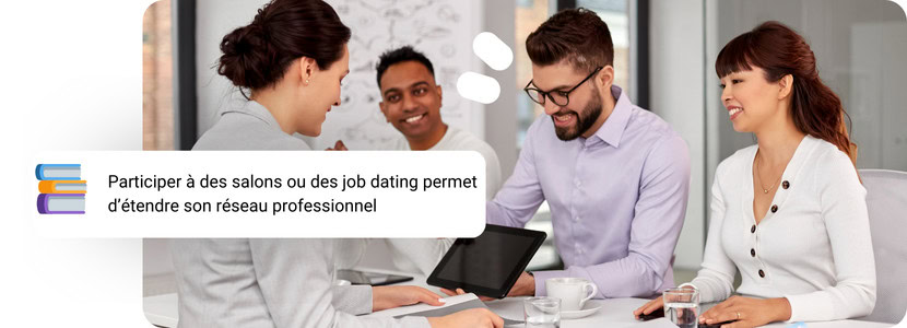 Quatre personnes assises autour d'une table dans un bureau